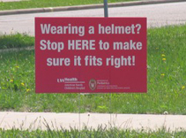 Signs along the route got riders’ attention as they approached helmet fit stations.